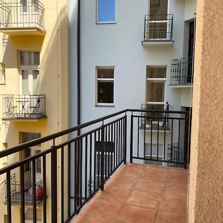 Large 3 Bedroom Family Apartment With Balcony Praga Esterno foto