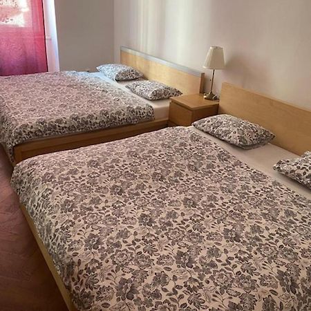 Large 3 Bedroom Family Apartment With Balcony Praga Esterno foto